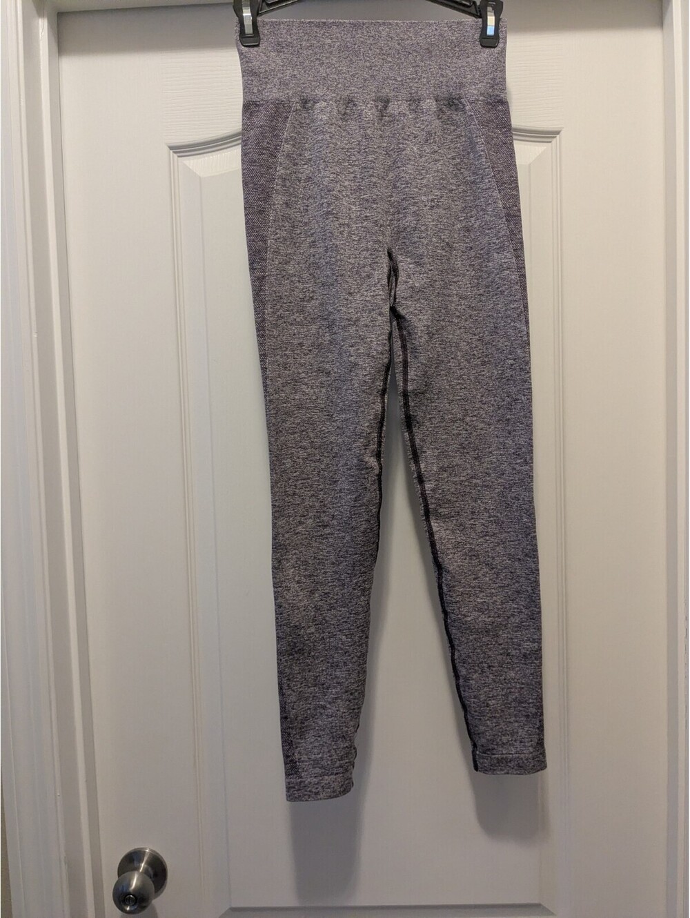 Gymshark Women's Seamless 3/4 Length Leggings Size Medium Color: Cranberry